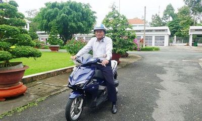 Chủ tịch UBND tỉnh Đồng Tháp chia sẻ lý do tự chạy xe máy đi làm cả chục năm qua