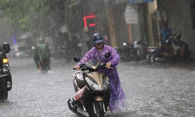 Hà Nội: Cơn mưa bất chợt vào buổi sáng khiến nhiều tuyến đường ngập cục bộ