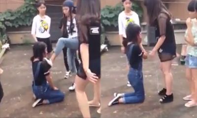 Tự rời nhóm Facebook, nữ sinh Hà Nam bị bắt quỳ gối, đánh hội đồng dã man
