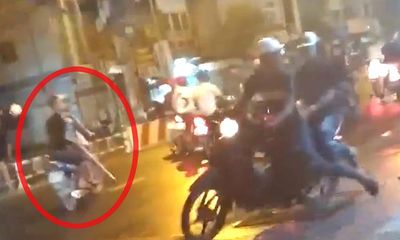 Video: Hai nhóm giang hồ chém nhau như phim hành động, gây náo loạn đường phố