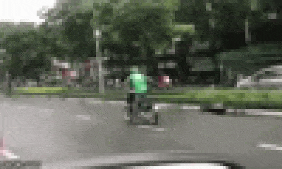 Video: Thót tim cảnh tài xế Grabbike vừa lái xe máy, vừa buông hai tay, nhún nhảy trên đường