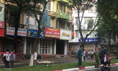 Hà Nội: Đổ cây trên đường Trần Đăng Ninh, một người tử vong