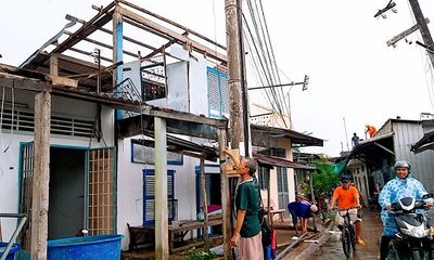 Lốc xoáy kinh hoàng ở Cà Mau làm sập nhà khiến 1 người phụ nữ tử vong