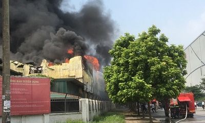 Cháy lớn tại kho xưởng gần Aeon Mall Long Biên, cột khói đen kịt cao gần chục mét