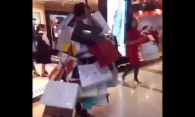 Video: Dẫn người yêu đi mua sắm, chàng trai biến thành 