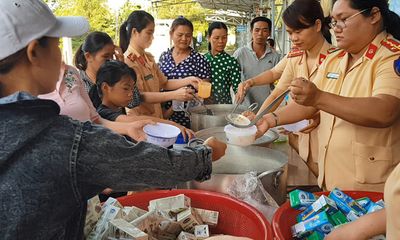 Phú Yên: CSGT vào bếp nấu cháo cho người nghèo ở bệnh viện