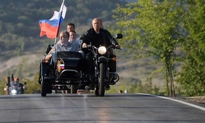 Tổng thống Putin lái xe phân khối lớn chở quan chức Crimea tại lễ hội mô tô quốc tế