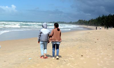 Vụ 4 người đuối nước ở Bình Thuận: Vợ thoát nạn xin xuất viện, ra biển ngóng tin chồng mất tích