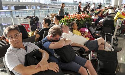 Biểu tình tại sân bay quốc tế Hong Kong: Hành khách vật vờ, mệt mỏi do hơn 300 chuyến bay bị hủy 