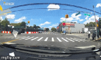 Video: Khoảnh khắc 2 ô tô đâm nhau giữa ngã tư, người đi xe đạp bị hất bay kinh hoàng