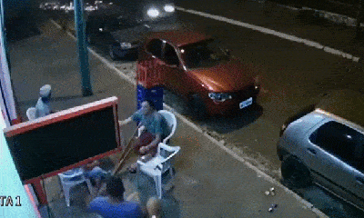 Video: Đang ngồi quán nước vỉa hè, người đàn ông bị lốp ô tô hất bay kinh hoàng