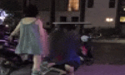 Video: Chồng ngồi xuống đất mặc quần cho vợ bầu ngay giữa phố gây tranh cãi