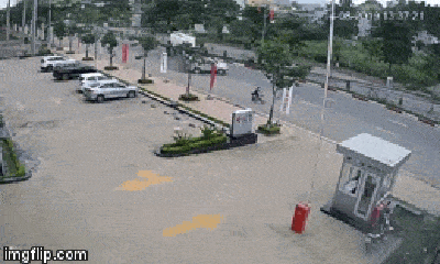 Video: Khoảnh khắc xe bồn bất ngờ mất lái húc văng ôtô rồi cuốn xe đạp điện vào gầm