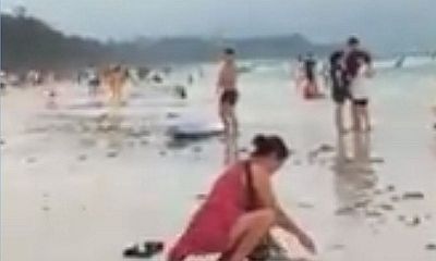 Philippines đóng cửa bãi biển vì khách Trung Quốc chôn bỉm trên cát