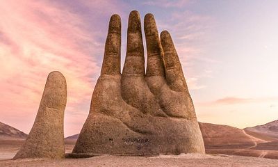 Tượng đài hay ảo ảnh: Kiệt tác bàn tay khổng lồ vươn lên từ sa mạc