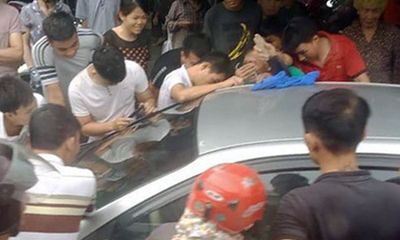 Video: Hồi hộp giải cứu hai cháu bé bị mắc kẹt trong ô tô ở Quảng Ninh