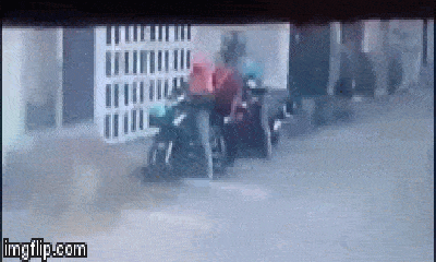 Video: Kinh hoàng khoảnh khắc người phụ nữ bị đâm liên tiếp vào cổ trên đường