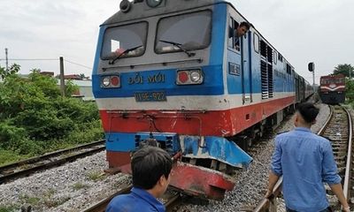 Nam Định: Chết máy giữa đường ray, xe tải bị tàu hỏa đâm văng xuống ruộng