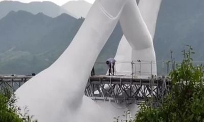 Video: Cận cảnh cây cầu Trung Quốc “tọa” trên bàn tay khổng lồ ở độ cao 1.000m
