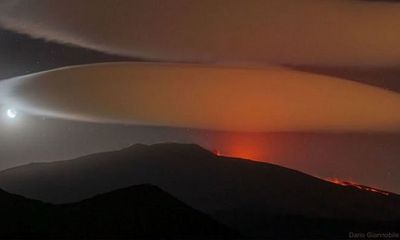 NASA chia sẻ hình ảnh 'đĩa bay UFO khổng lồ' lơ lửng phía trên núi Etna?