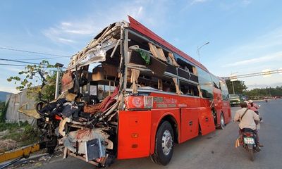 Video: Nhân chứng kể lại cảnh tượng 2 xe khách va chạm kinh hoàng ở Khánh Hòa