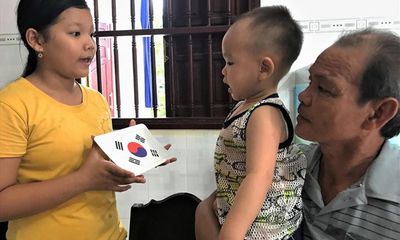 Choáng với “thần đồng” 2 tuổi ở Hậu Giang đọc báo và phát âm tiếng Anh vanh vách