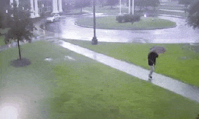 Video: Đi bộ dưới trời mưa, người đàn ông Mỹ suýt bị sét đánh chết 