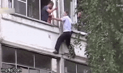 Video: Thót tim bé gái bị bố say rượu dọa ném từ tầng cao xuống và phản ứng nhanh nhạy của cảnh sát