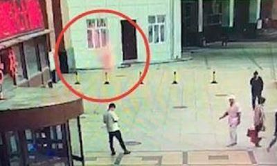 Video: Người đàn ông đang đứng dưới đường thì bị người nhảy lầu tự sát rơi trúng