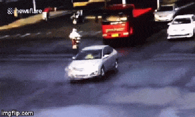 Video: Cô gái thoát chết hy hữu dưới gầm xe tải nhờ “tuyệt kỹ” cuộn tròn người