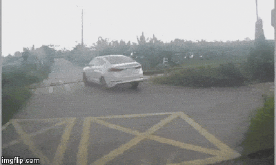 Video: Hoảng hồn cảnh ô tô băng qua đường ray ngay trước mũi tàu