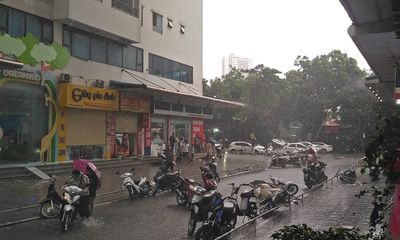 Loạt xe máy bị gió quật ngã, nằm ngổn ngang giữa đường ở HH Linh Đàm trong mưa dông