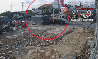Video: Thùng container rơi khỏi xe khi vào cua, nhiều người may mắn thoát chết