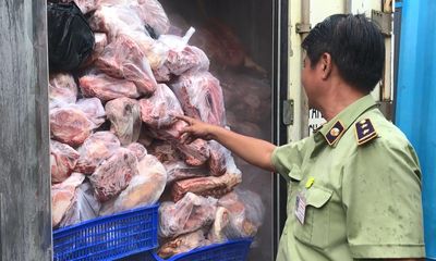 Bình Dương: Phát hiện 3 container chứa 20 tấn thịt, xương lợn thối