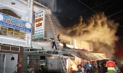 Cà Mau: Cháy chợ đầu mối, hàng trăm người dân tháo chạy trong đêm