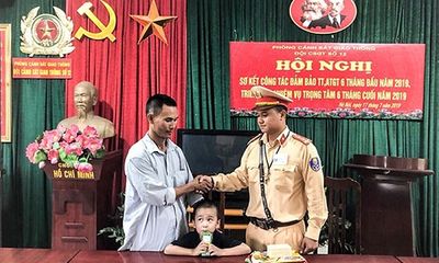 CSGT Hà Nội giúp bé trai bị lạc trên quốc lộ về với gia đình
