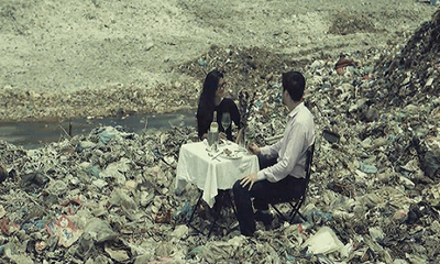 Sự thật về bức ảnh 'tình yêu bãi rác' của chàng trai Tây và cô gái Việt