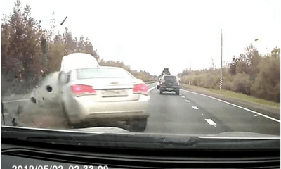 Vượt ẩu trên cao tốc, tài xế Chevrolet Cruze gây tai nạn kinh hoàng 