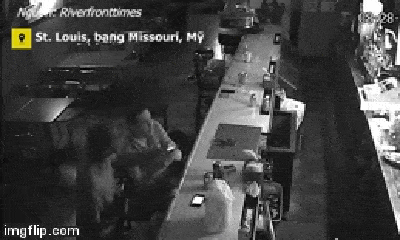 Video: Cầm súng vào quán bar cướp tiền, tên trộm bất ngờ trước hành động của vị khách