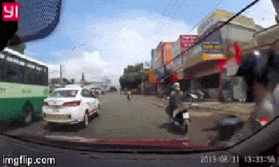 Video: Tài xế ô tô đánh lái tránh taxi vượt ẩu gây ra cú va chạm kinh hoàng với 2 xe máy