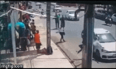Video: Hai phụ nữ kết hợp tung chiêu bắt cướp trên phố như phim hành động