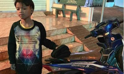 Tìm người thân cậu bé 13 tuổi lái xe máy 300 km từ Kon Tum sang Đắk Lắk