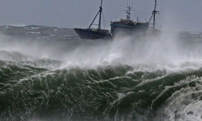 Hai áp thấp nhiệt đới hoành hành trên biển Đông gây mưa to, gió giật cấp 10