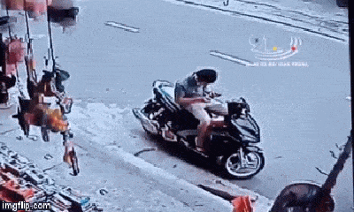 Video: Đang ngồi nạp thẻ, nam thanh niên bị ô tô húc văng vài mét