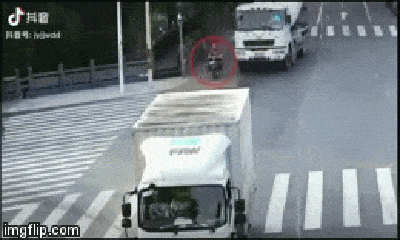 Video: Khoảnh khắc cô gái đi xe đạp điện thoát chết không thể tin nổi khi bị cuốn vào gầm ô tô tải