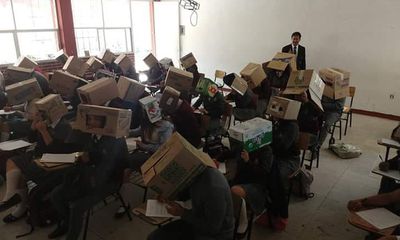 Giáo viên trị học sinh quay cóp bằng cách đội thùng carton lên đầu gây xôn xao mạng xã hội