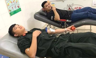Ba cán bộ công an hiến máu hiếm cứu sống thanh niên bị đâm trọng thương