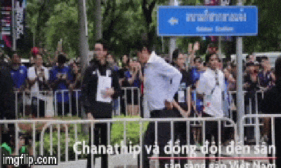 Clip: HLV Thái Lan thận trọng hít thở sâu trước khi vào sân Thammasat