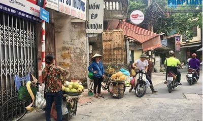 Nhịp sống của người dân Hạ Đình sau vụ cháy công ty Rạng Đông: Chợ cóc, hàng ăn vẫn tấp nập khách hàng