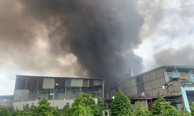 TP.HCM: Cháy lớn tại xưởng thạch cao, khói đen bốc cao hàng chục mét